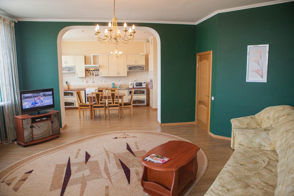 Apartment In 2 Min From Poznyaky Metro Station 키예프 외부 사진