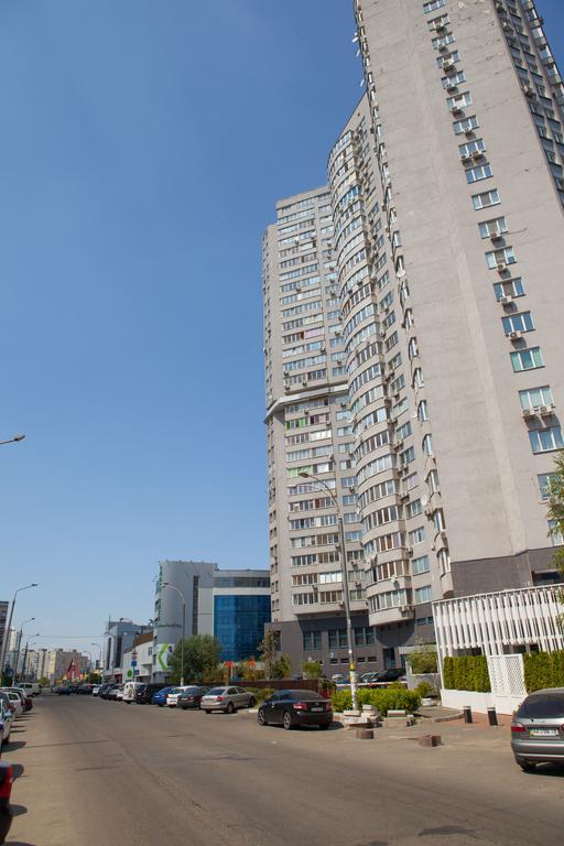 Apartment In 2 Min From Poznyaky Metro Station 키예프 외부 사진