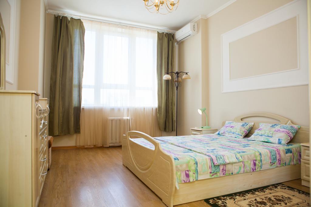 Apartment In 2 Min From Poznyaky Metro Station 키예프 외부 사진