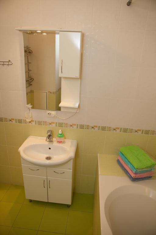 Apartment In 2 Min From Poznyaky Metro Station 키예프 외부 사진