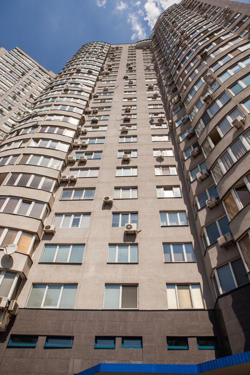 Apartment In 2 Min From Poznyaky Metro Station 키예프 외부 사진
