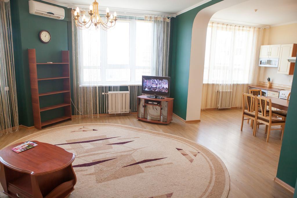 Apartment In 2 Min From Poznyaky Metro Station 키예프 외부 사진
