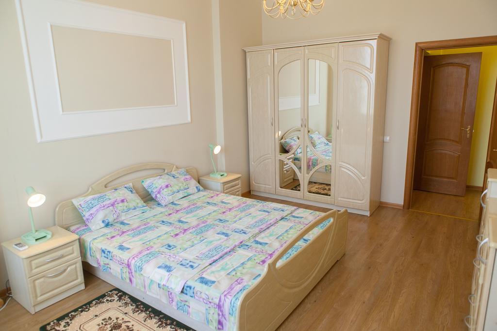 Apartment In 2 Min From Poznyaky Metro Station 키예프 외부 사진