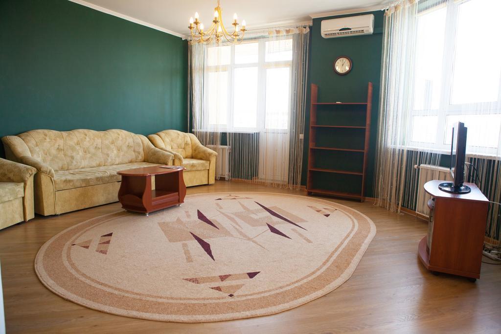 Apartment In 2 Min From Poznyaky Metro Station 키예프 외부 사진